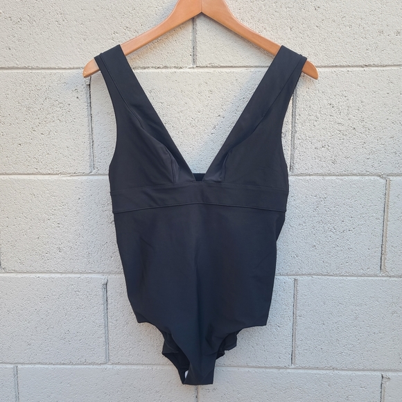 & Other Stories | V-Neck One Piece Swimsuit in Black Size 8 - Picture 2 of 8